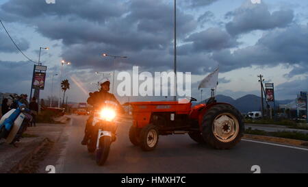 Argos, Grecia. Il 6 febbraio, 2017. Gli agricoltori e gli allevatori da Argos, lunedì 6 febbraio 2017, realizzato a due ore di autostrada Corinto - Argos nel Peloponneso. Tensione causata dal driver e gli agricoltori in corrispondenza del punto di blocco .Dopo gli agricoltori facendo incontro e gli allevatori, su iniziativa della Federazione delle associazioni agricole della regione del Peloponneso. Credito: VANGELIS BOUGIOTIS/Alamy Live News Foto Stock