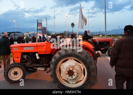 Argos, Grecia. Il 6 febbraio, 2017. Gli agricoltori e gli allevatori da Argos, lunedì 6 febbraio 2017, realizzato a due ore di autostrada Corinto - Argos nel Peloponneso. Tensione causata dal driver e gli agricoltori in corrispondenza del punto di blocco .Dopo gli agricoltori facendo incontro e gli allevatori, su iniziativa della Federazione delle associazioni agricole della regione del Peloponneso. Credito: VANGELIS BOUGIOTIS/Alamy Live News Foto Stock