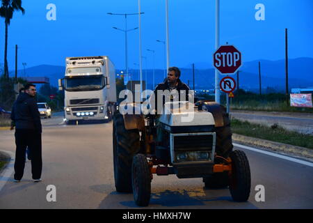 Argos, Grecia. Il 6 febbraio, 2017. Gli agricoltori e gli allevatori da Argos, lunedì 6 febbraio 2017, realizzato a due ore di autostrada Corinto - Argos nel Peloponneso. Tensione causata dal driver e gli agricoltori in corrispondenza del punto di blocco .Dopo gli agricoltori facendo incontro e gli allevatori, su iniziativa della Federazione delle associazioni agricole della regione del Peloponneso. Credito: VANGELIS BOUGIOTIS/Alamy Live News Foto Stock