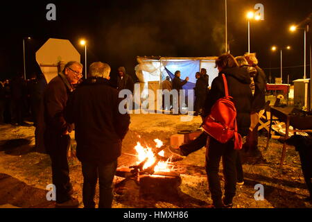 Argos, Grecia. Il 6 febbraio, 2017. Gli agricoltori e gli allevatori da Argos, lunedì 6 febbraio 2017, realizzato a due ore di autostrada Corinto - Argos nel Peloponneso. Tensione causata dal driver e gli agricoltori in corrispondenza del punto di blocco .Dopo gli agricoltori facendo incontro e gli allevatori, su iniziativa della Federazione delle associazioni agricole della regione del Peloponneso. Credito: VANGELIS BOUGIOTIS/Alamy Live News Foto Stock