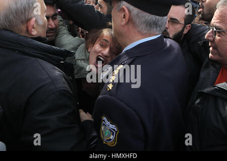 Atene, Grecia. 6 febbraio, 2017. Gli ufficiali di polizia si scontrano con i rifugiati afghani al campo profughi di ex international Helliniko aeroporto quando greco politica di migrazione Ministro Yiannis Mouzalas ha visitato il campo. I manifestanti chiedevano migliori condizioni tra cui il cibo di qualità, migliori strutture igieniche e acqua calda. Credito: Aristidis Vafeiadakis/ZUMA filo/Alamy Live News Foto Stock