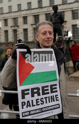 Londra, Regno Unito. 6 febbraio, 2017. Attivista dei diritti umani Peter Tatchell detiene una Palestina libera al di fuori cartellone di Downing Street per protestare contro la visita del Primo Ministro israeliano Benjamin Netanyahu. Credito: Jonathan tait/Alamy Live News Foto Stock