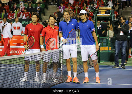 . 4 febbraio, 2017. (L-R) Yuichi Sugita & Yasutaka Uchiyama (JPN), Nicolas MAHUT & Pierre Hugues Herbert (FRA), 4 febbraio 2017 - Tennis : Davis Cup by BNP Paribas 1° round Giappone v Francia - Doppia giocatori Yuichi Sugita e Yasutaka Uchiyama (JPN) insieme a Nicolas MAHUT e Pierre Hugues Herbert (FRA) a Tokyo Ariake Colosseum su 02-04-2017. Credito: Yan Lerval/AFLO/Alamy Live News Foto Stock