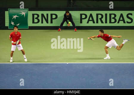 . 4 febbraio, 2017. Yuichi Sugita & Yasutaka Uchiyama (JPN), 4 febbraio 2017 - Tennis : Davis Cup by BNP Paribas 1° round Giappone v Francia - i giocatori giapponesi Yuichi Sigita e Yasutaka Uchiyama in azione a Tokyo Ariake Colosseum su 02-04-2017. Credito: Yan Lerval/AFLO/Alamy Live News Foto Stock