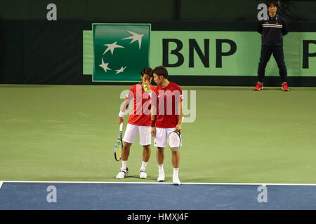 . 4 febbraio, 2017. Yuichi Sugita & Yasutaka Uchiyama (JPN), 4 febbraio 2017 - Tennis : Davis Cup by BNP Paribas 1° round Giappone v Francia - i giocatori giapponesi Yuichi Sigita e Yasutaka Uchiyama in azione a Tokyo Ariake Colosseum su 02-04-2017. Credito: Yan Lerval/AFLO/Alamy Live News Foto Stock