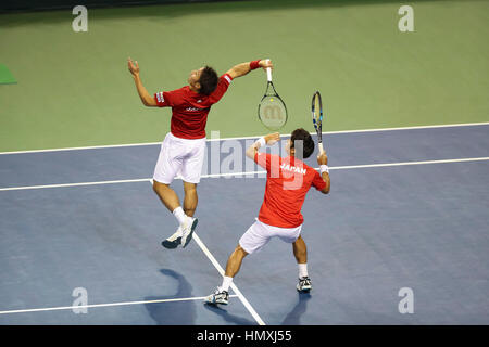 . 4 febbraio, 2017. Yuichi Sugita & Yasutaka Uchiyama (JPN), 4 febbraio 2017 - Tennis : Davis Cup by BNP Paribas 1° round Giappone v Francia - i giocatori giapponesi Yuichi Sigita e Yasutaka Uchiyama in azione a Tokyo Ariake Colosseum su 02-04-2017. Credito: Yan Lerval/AFLO/Alamy Live News Foto Stock