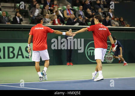 . 4 febbraio, 2017. Yuichi Sugita & Yasutaka Uchiyama (JPN), 4 febbraio 2017 - Tennis : Davis Cup by BNP Paribas 1° round Giappone v Francia - i giocatori giapponesi Yuichi Sigita e Yasutaka Uchiyama in azione a Tokyo Ariake Colosseum su 02-04-2017. Credito: Yan Lerval/AFLO/Alamy Live News Foto Stock