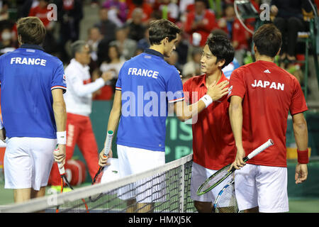 . 4 febbraio, 2017. Yuichi Sugita & Yasutaka Uchiyama (JPN), Nicolas MAHUT & Pierre Hugues Herbert (FRA), 4 febbraio 2017 - Tennis : Davis Cup by BNP Paribas 1° round Giappone v Francia - i giocatori congratularci gli uni con gli altri dopo la partita in Tokyo Ariake Colosseum su 02-04-2017. Credito: Yan Lerval/AFLO/Alamy Live News Foto Stock