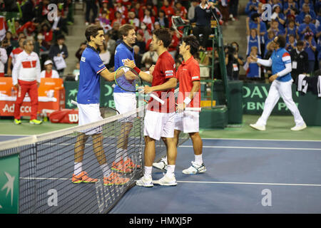 . 4 febbraio, 2017. Yuichi Sugita & Yasutaka Uchiyama (JPN), Nicolas MAHUT & Pierre Hugues Herbert (FRA), 4 febbraio 2017 - Tennis : Davis Cup by BNP Paribas 1° round Giappone v Francia - i giocatori congratularci gli uni con gli altri dopo la partita in Tokyo Ariake Colosseum su 02-04-2017. Credito: Yan Lerval/AFLO/Alamy Live News Foto Stock