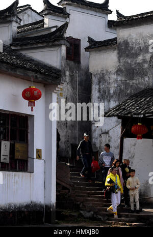 Huangshan, cinese della provincia di Anhui. 6 febbraio, 2017. Turisti visitano il Yuehua Street nel villaggio Qiyunshan sulla montagna Qiyun, est cinese della provincia di Anhui, 6 febbraio 2017. La strada si chiama 'heavenly street' come è stato costruito su una scogliera. Circa 30 famiglie vivono sulla strada e la maggior parte di essi si impegnano nell'industria del turismo. Credito: Tao Ming/Xinhua/Alamy Live News Foto Stock