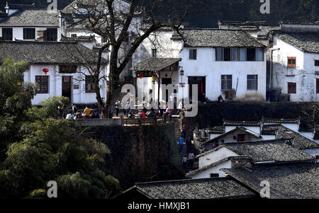 Huangshan, cinese della provincia di Anhui. 6 febbraio, 2017. Turisti visitano il Yuehua Street nel villaggio Qiyunshan sulla montagna Qiyun, est cinese della provincia di Anhui, 6 febbraio 2017. La strada si chiama 'heavenly street' come è stato costruito su una scogliera. Circa 30 famiglie vivono sulla strada e la maggior parte di essi si impegnano nell'industria del turismo. Credito: Tao Ming/Xinhua/Alamy Live News Foto Stock