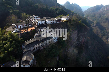 Huangshan, cinese della provincia di Anhui. 6 febbraio, 2017. Foto scattata il 6 febbraio 2017 mostra Qiyunshan villaggio su una scogliera di montagna Qiyun, est cinese della provincia di Anhui, 6 febbraio 2017. Il Yuehua Street nel villaggio è chiamato 'heavenly street' come è stato costruito su una roccia. Circa 30 famiglie vivono sulla strada e la maggior parte di essi si impegnano nell'industria del turismo. Credito: Tao Ming/Xinhua/Alamy Live News Foto Stock