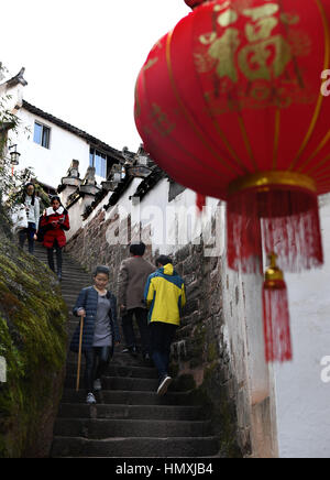 Huangshan, cinese della provincia di Anhui. 6 febbraio, 2017. Turisti visitano il Yuehua Street nel villaggio Qiyunshan sulla montagna Qiyun, est cinese della provincia di Anhui, 6 febbraio 2017. La strada si chiama 'heavenly street' come è stato costruito su una scogliera. Circa 30 famiglie vivono sulla strada e la maggior parte di essi si impegnano nell'industria del turismo. Credito: Tao Ming/Xinhua/Alamy Live News Foto Stock