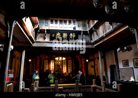 Huangshan, cinese della provincia di Anhui. 6 febbraio, 2017. Turisti in una antica casa sulla strada Yuehua in Qiyunshan villaggio sulla montagna Qiyun, est cinese della provincia di Anhui, 6 febbraio 2017. La strada si chiama 'heavenly street' come è stato costruito su una scogliera. Circa 30 famiglie vivono sulla strada e la maggior parte di essi si impegnano nell'industria del turismo. Credito: Tao Ming/Xinhua/Alamy Live News Foto Stock