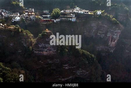 Huangshan, cinese della provincia di Anhui. 6 febbraio, 2017. Foto scattata il 6 febbraio 2017 mostra Qiyunshan villaggio su una scogliera di montagna Qiyun, est cinese della provincia di Anhui, 6 febbraio 2017. Il Yuehua Street nel villaggio è chiamato 'heavenly street' come è stato costruito su una roccia. Circa 30 famiglie vivono sulla strada e la maggior parte di essi si impegnano nell'industria del turismo. Credito: Tao Ming/Xinhua/Alamy Live News Foto Stock