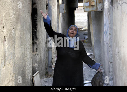 Damasco, Siria. 6 febbraio, 2017. Una donna siriana onde come lei stava tornando a casa sua nella città di al-Ziabiyeh, sud della campagna di Damasco Capitale della Siria, il 6 febbraio 2017. La popolazione civile ha iniziato a tornare alle loro case nella città di lunedì, dopo che le autorità siriane terminato il 70 percento della riabilitazione delle infrastrutture in quella città, che è stata recuperata dall'esercito siriano da parte dei ribelli nel 2013, ma il ritorno delle famiglie è stato ritardato a causa di "tecniche e motivi logistici,' secondo il governo siriano funzionari. Credito: Ammar Safarjalani/Xinhua/Alamy Live News Foto Stock