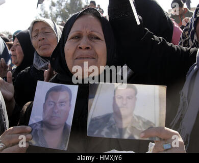 Damasco, Siria. 6 febbraio, 2017. Una donna Siro conserva le foto del suo soldato ucciso figlio al ritorno al suo quartiere nella città di al-Ziabiyeh, sud della campagna di Damasco Capitale della Siria, il 6 febbraio 2017. La popolazione civile ha iniziato a tornare alle loro case per lunedì, dopo che le autorità siriane terminato il 70 percento della riabilitazione delle infrastrutture in quella città, che è stata recuperata dall'esercito siriano da parte dei ribelli nel 2013. Credito: Xinhua/Alamy Live News Foto Stock