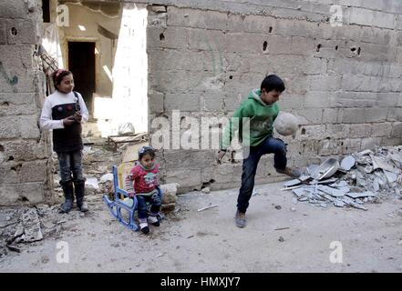 Damasco, Siria. 6 febbraio, 2017. Siro giocare i bambini in prossimità della loro casa nella città di al-Ziabiyeh, sud della campagna di Damasco Capitale della Siria, il 6 febbraio 2017. La popolazione civile ha iniziato a tornare alle loro case nella città di lunedì, dopo che le autorità siriane terminato il 70 percento della riabilitazione delle infrastrutture in quella città, che è stata recuperata dall'esercito siriano da parte dei ribelli nel 2013, ma il ritorno delle famiglie è stato ritardato a causa di "tecniche e motivi logistici,' secondo il governo siriano funzionari. Credito: Ammar Safarjalani/Xinhua/Alamy Live News Foto Stock