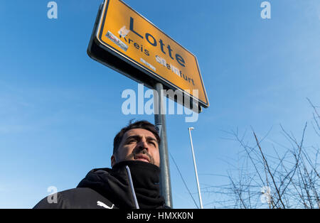 Lotte, Germania. 26 gen, 2017. Lotte allenatore Ismail Atalan sorge accanto al cartello d'ingresso di Lotte, Germania, 26 gennaio 2017. Credito: dpa/Alamy Live News Foto Stock