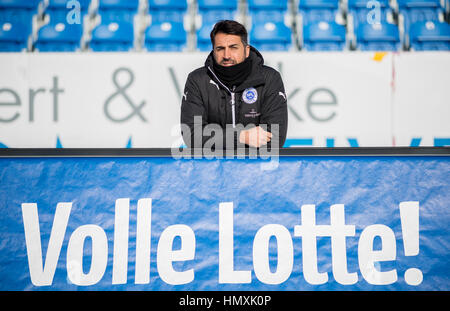 Lotte, Germania. 26 gen, 2017. Lotte allenatore Ismail Atalan siede nello stadio di Lotte, Germania, 26 gennaio 2017. Credito: dpa/Alamy Live News Foto Stock