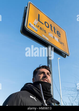 Lotte, Germania. 26 gen, 2017. Lotte allenatore Ismail Atalan sorge accanto al cartello d'ingresso di Lotte, Germania, 26 gennaio 2017. Credito: dpa/Alamy Live News Foto Stock