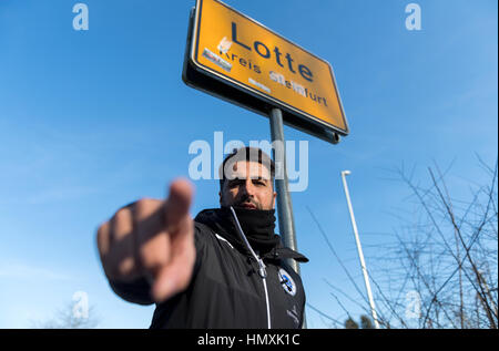 Lotte, Germania. 26 gen, 2017. Lotte allenatore Ismail Atalan sorge accanto al cartello d'ingresso di Lotte, Germania, 26 gennaio 2017. Foto: Guido Kirchner/dpa/Alamy Live News Foto Stock