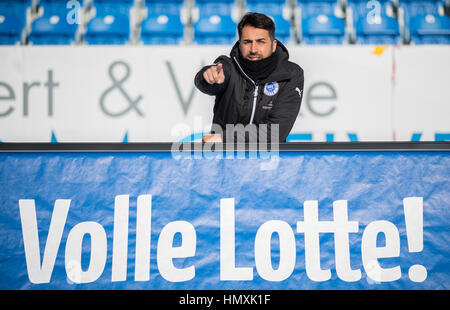 Lotte, Germania. 26 gen, 2017. Lotte allenatore Ismail Atalan siede nello stadio di Lotte, Germania, 26 gennaio 2017. Foto: Guido Kirchner/dpa/Alamy Live News Foto Stock