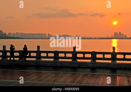 Haikou, Haikou, Cina. 5 febbraio, 2017. Haikou, CINA-Febbraio 5 2017: (solo uso editoriale. Cina OUT) .vista Persone tramonto in Haikou, Cina del sud della provincia di Hainan, 5 febbraio 2017. Credito: SIPA Asia/ZUMA filo/Alamy Live News Foto Stock