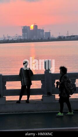 Haikou, Haikou, Cina. 5 febbraio, 2017. Haikou, CINA-Febbraio 5 2017: (solo uso editoriale. Cina OUT) .vista Persone tramonto in Haikou, Cina del sud della provincia di Hainan, 5 febbraio 2017. Credito: SIPA Asia/ZUMA filo/Alamy Live News Foto Stock