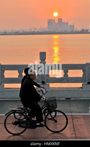 Haikou, Haikou, Cina. 5 febbraio, 2017. Haikou, CINA-Febbraio 5 2017: (solo uso editoriale. Cina OUT) .vista Persone tramonto in Haikou, Cina del sud della provincia di Hainan, 5 febbraio 2017. Credito: SIPA Asia/ZUMA filo/Alamy Live News Foto Stock