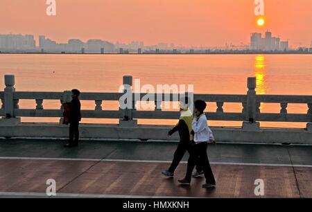 Haikou, Haikou, Cina. 5 febbraio, 2017. Haikou, CINA-Febbraio 5 2017: (solo uso editoriale. Cina OUT) .vista Persone tramonto in Haikou, Cina del sud della provincia di Hainan, 5 febbraio 2017. Credito: SIPA Asia/ZUMA filo/Alamy Live News Foto Stock