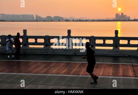 Haikou, Haikou, Cina. 5 febbraio, 2017. Haikou, CINA-Febbraio 5 2017: (solo uso editoriale. Cina OUT) .vista Persone tramonto in Haikou, Cina del sud della provincia di Hainan, 5 febbraio 2017. Credito: SIPA Asia/ZUMA filo/Alamy Live News Foto Stock