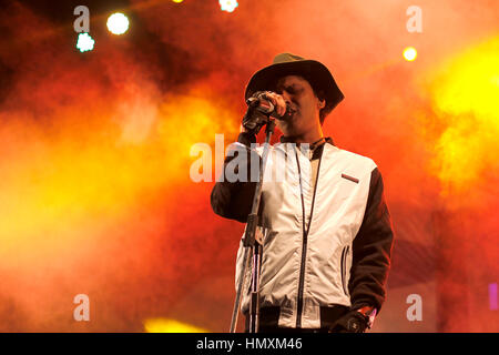 Guwahati,Assam,l'India. 7 Febbraio,2017. Zubeen Garg live in concerto al Festival Rongali domenica. Zubeen Garg è un Indiano cantante e attore.Credit: David Talukdar/Alamy Live News Foto Stock