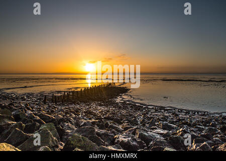 Severn Estuary, Wales, Regno Unito. 7 febbraio, 2017. St Brides in Severn Estuary, South Wales, vide una luminosa alba questa mattina, 7 febbraio 2017. Credito: Chris Stevenson/Alamy Live News Foto Stock