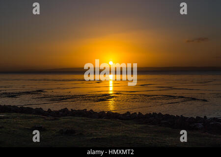 Severn Estuary, Wales, Regno Unito. 7 febbraio, 2017. St Brides in Severn Estuary, South Wales, vide una luminosa alba questa mattina, 7 febbraio 2017. Credito: Chris Stevenson/Alamy Live News Foto Stock