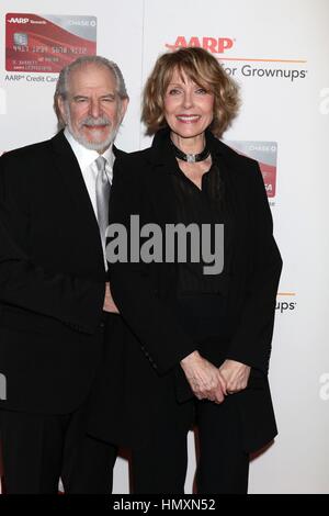 Beverly Hills, in California, Stati Uniti d'America. 6 febbraio, 2017. Steve Jaffe, Susan Blakely presso gli arrivi per AARP la rivista della 16th Annual film per adulti Awards, il Beverly Wilshire Hotel di Beverly Hills, CA 6 febbraio 2017. Credito: Priscilla concedere/Everett raccolta/Alamy Live News Foto Stock