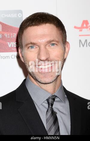 Beverly Hills, in California, Stati Uniti d'America. 6 febbraio, 2017. Travis Knight presso gli arrivi per AARP la rivista della 16th Annual film per adulti Awards, il Beverly Wilshire Hotel di Beverly Hills, CA 6 febbraio 2017. Credito: Priscilla concedere/Everett raccolta/Alamy Live News Foto Stock