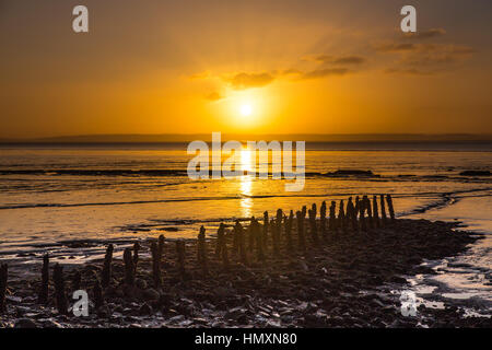 Severn Estuary, Wales, Regno Unito. 7 febbraio, 2017. St Brides in Severn Estuary, South Wales, vide una luminosa alba questa mattina, 7 febbraio 2017. Credito: Chris Stevenson/Alamy Live News Foto Stock