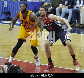 Washington, Stati Uniti d'America. 07 feb 2017. Washington Wizards Tomas Satoransky e Cleveland Cavaliers Tristan Thompson in azione durante un'NBA Basketball gioco in Washington, Stati Uniti d'America, 6 febbraio 2017. Credito: David Svab/CTK foto/Alamy Live News Foto Stock