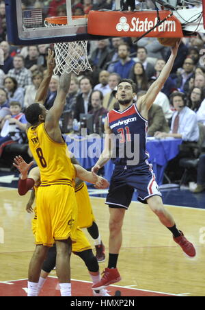 Washington, Stati Uniti d'America. 07 feb 2017. Washington Wizards Tomas Satoransky (destra) in azione durante un'NBA Basketball partita contro Cleveland Cavaliers in Washington, Stati Uniti d'America, 6 febbraio 2017. Credito: David Svab/CTK foto/Alamy Live News Foto Stock