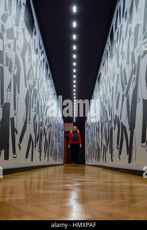 Londra, Regno Unito. 7 febbraio, 2017. Un membro del personale opinioni "all'Parade' da Vladmir Krinksy in anteprima di una mostra intitolata "Rivoluzione russa 1917-1932 d'Arte", che segna il centenario della Rivoluzione russa. La mostra va dal 11 febbraio al 17 aprile 2017 presso la Royal Academy of Arts di Piccadilly. Credito: Stephen Chung/Alamy Live News Foto Stock