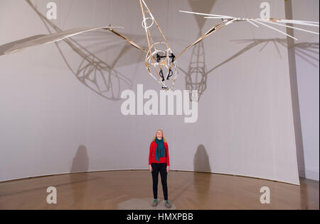 RA, Londra, Regno Unito. 7 febbraio 2017. Per commemorare il centenario della rivoluzione russa, la Royal Academy of Arts presenta rivoluzione: arte russa 1917-1932. Foto: Vladimir Tatlin, Glider. Posti con un membro del personale della Gallery. Credito: Malcolm Park editoriale/Alamy Live News Foto Stock