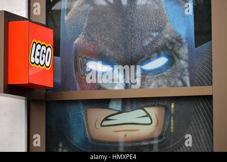 Leicester Square, Londra, Regno Unito. 7 febbraio, 2017. La LEGO Batman Movie è promosso presso il negozio LEGO nel cuore di Leicester Square. Credito: Matteo Chattle/Alamy Live News Foto Stock