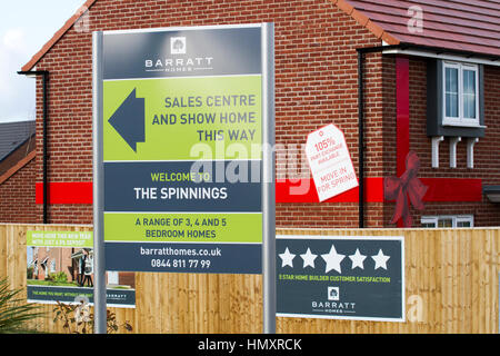 Sales Center & Show Homes Sign in Kirkham, Lancashire, UK. 7 Feb 2017. Un sito di costruzione di casa enorme è in corso a Kirkham vicino a Blackpool in Lancashire. Questo schema di alloggi è in linea con le proposte del governo di costringere i consigli a destinare più terreno al mercato immobiliare rotto. Foto Stock