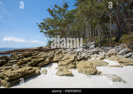 Roccioso meridionale fine della spiaggia di Greenfield,Jervis Bay, sulla costa sud del New South Wales, Australia Foto Stock