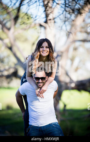 Coppia romantica ragazza e ragazzo avendo divertimento all'aperto d'estate il parco Foto Stock