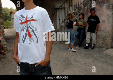 Gli adolescenti di bere alcol Credit © Luigi Innamorati/Sintesi/Alamy Stock Photo Foto Stock