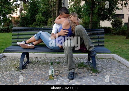 Giovane kissing, ragazzi di bere alcol Credit © Luigi Innamorati/Sintesi/Alamy Stock Photo Foto Stock