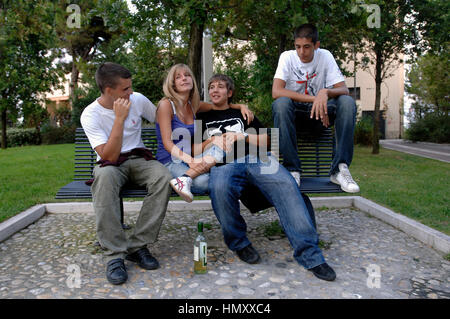 Un gruppo di ragazzi con una bottiglia di vino © Credito Luigi Innamorati/Sintesi/Alamy Stock Photo Foto Stock