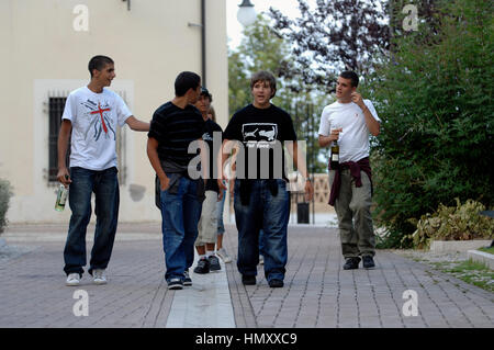 Un gruppo di ragazzi con una bottiglia di vino © Credito Luigi Innamorati/Sintesi/Alamy Stock Photo Foto Stock